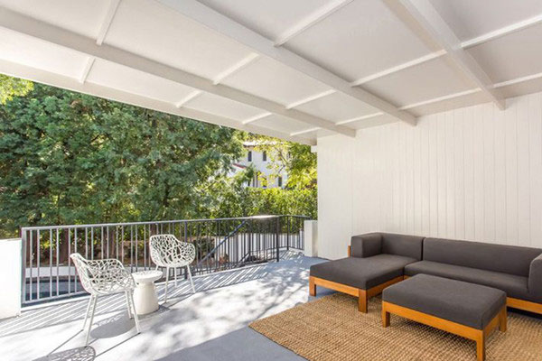 حیاطی رو به جنگلی