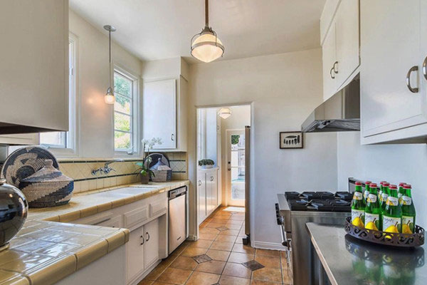 آشپزخانه در منزل اشلی بنسون