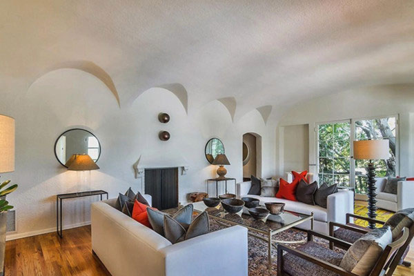  اتاق نشیمن در منزل اشلی بنسون