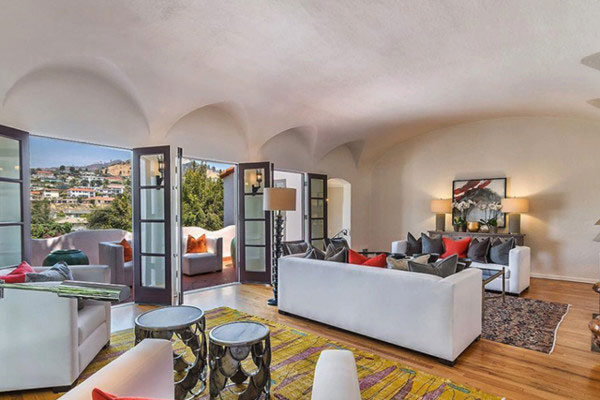  اتاق نشیمن در منزل اشلی بنسون