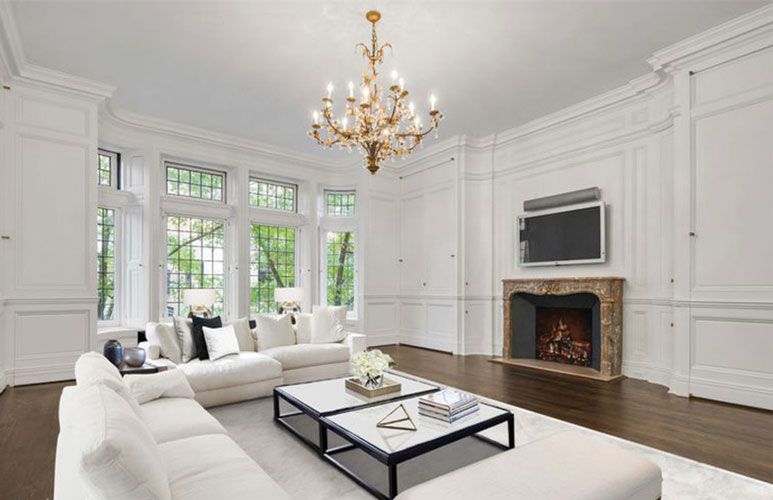 اتاق پذیرایی منزل مایکل جکسون با تم رنگی سفید