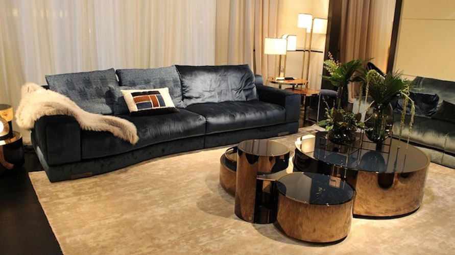 اتاق پذیرایی با مبل های مخملی