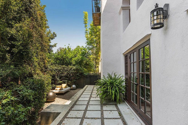  حیاط منزل آشلی بنسون