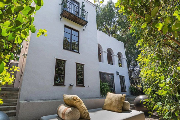  حیاط منزل آشلی بنسون