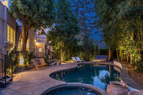 حیاط منزل دی کاپریو