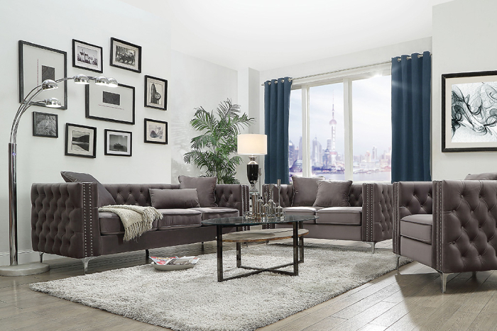 ست کردن اکسسوری‌ها با مبل طوسی